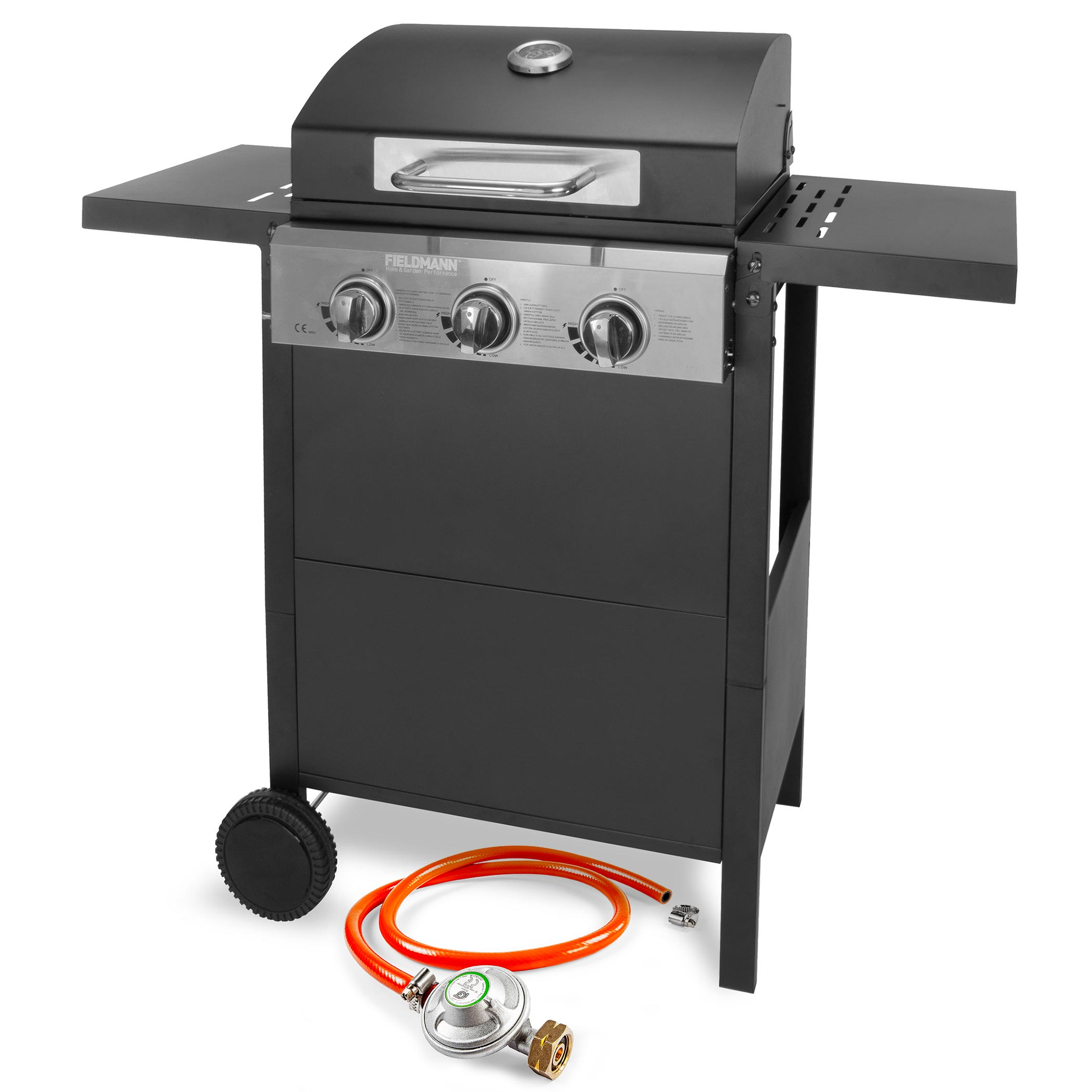 Fekete grill kerekeken, gázszabályzókkal, tömlővel és szabályozóval.