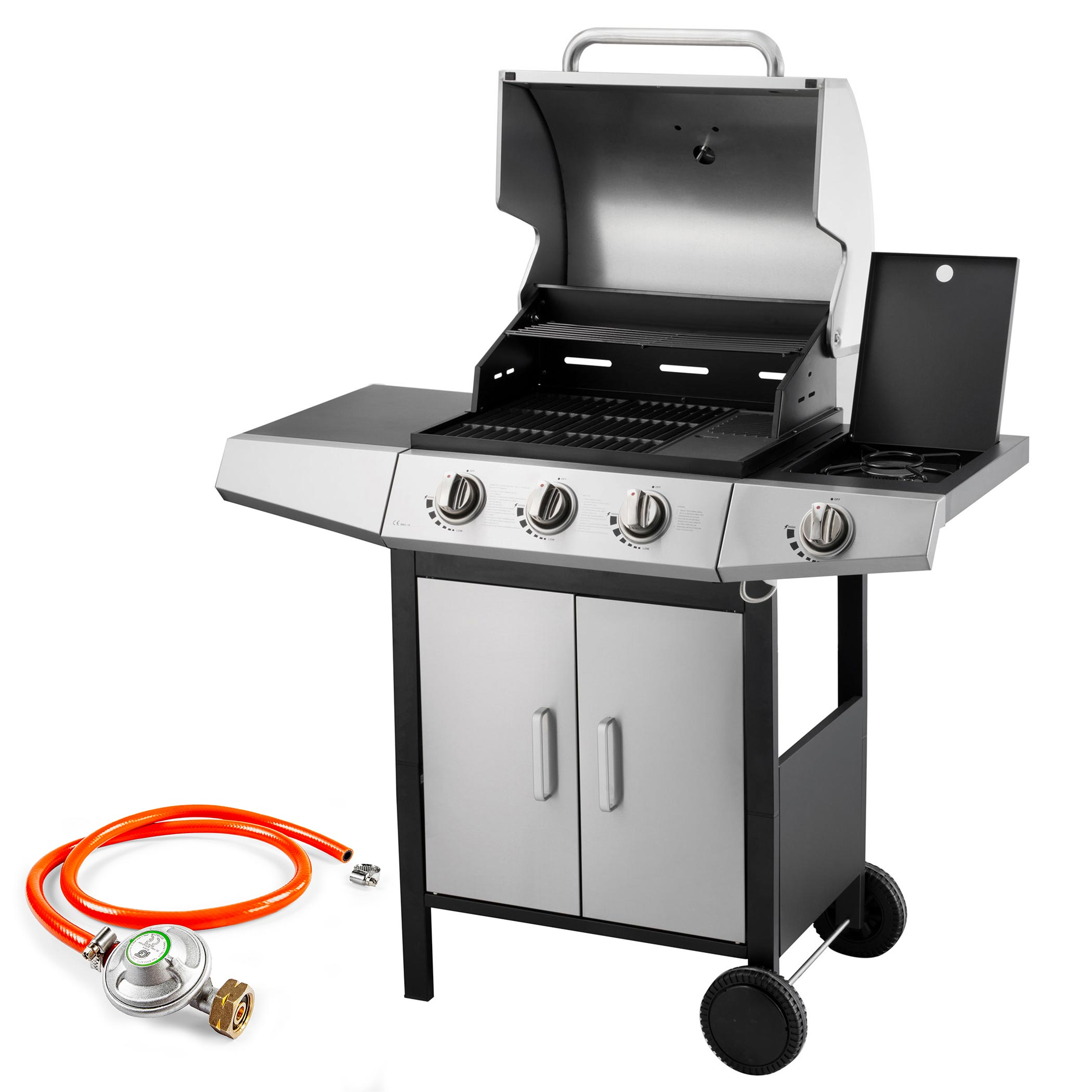 Gázgrill nyitott fedéllel és csatlakoztatott narancssárga gázvezetékkel. A grillnek három égője van.