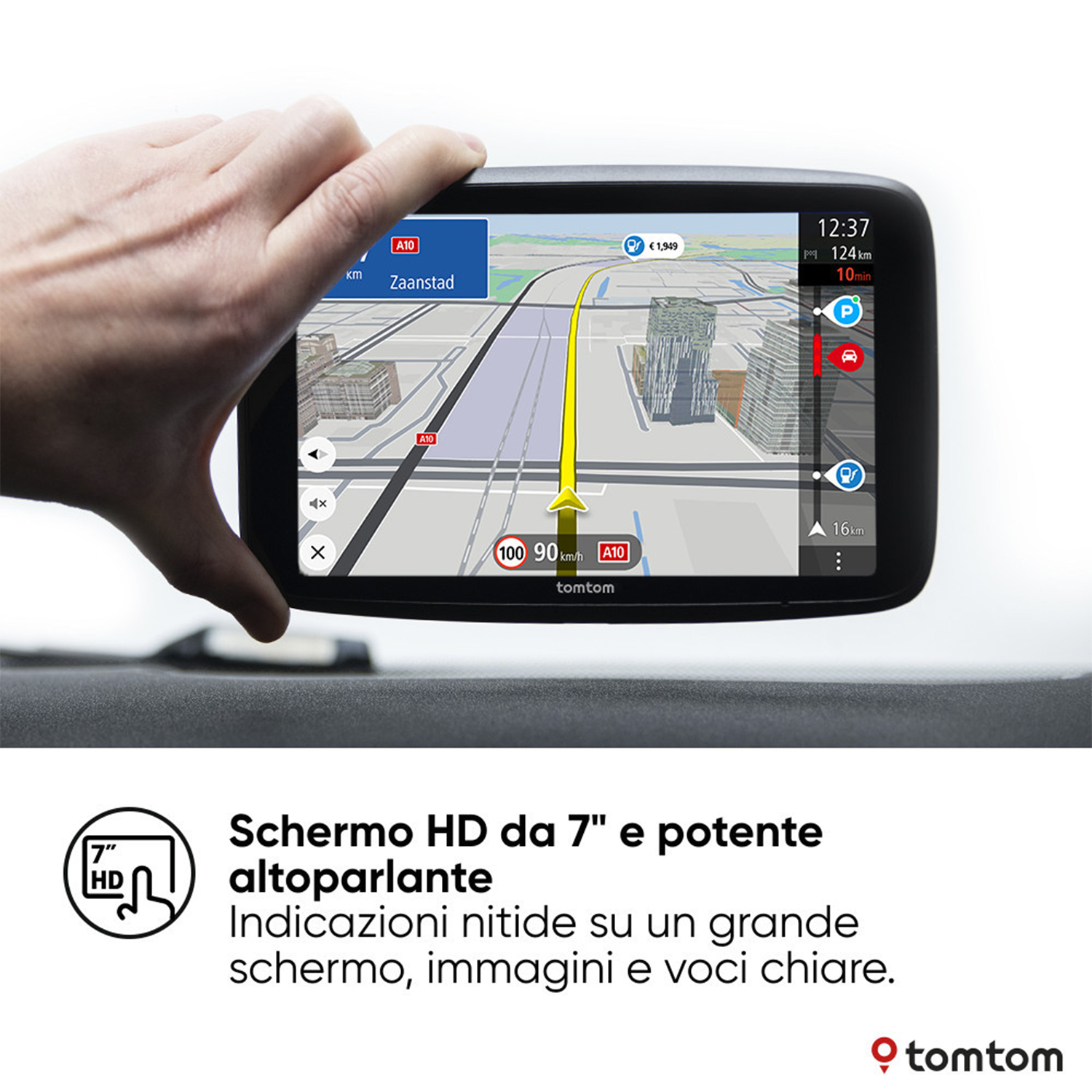 Dispositivo GPS in un'auto. Lo schermo mostra una mappa con un percorso e il dispositivo è tenuto in mano.