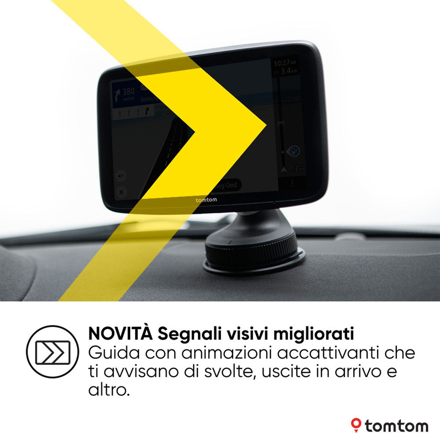 Dispositivo GPS sul cruscotto, mostra mappa e direzione, con freccia gialla.