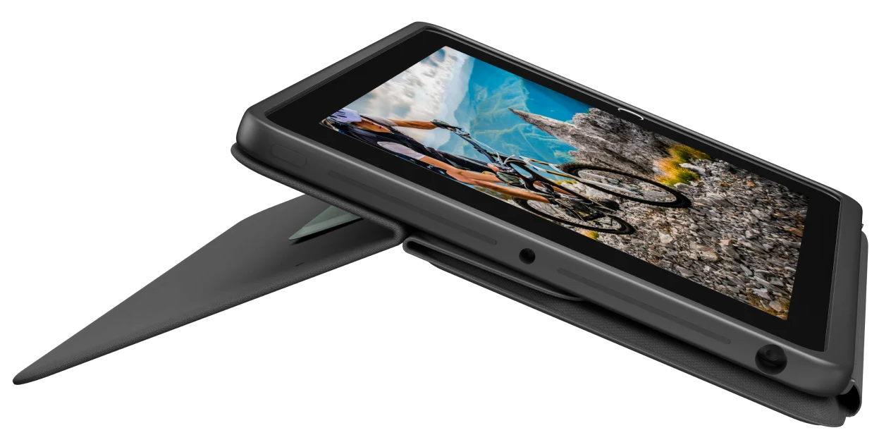 Tablet szürke tokban fekete háttéren. A képernyő mountain bike jelenetet mutat.