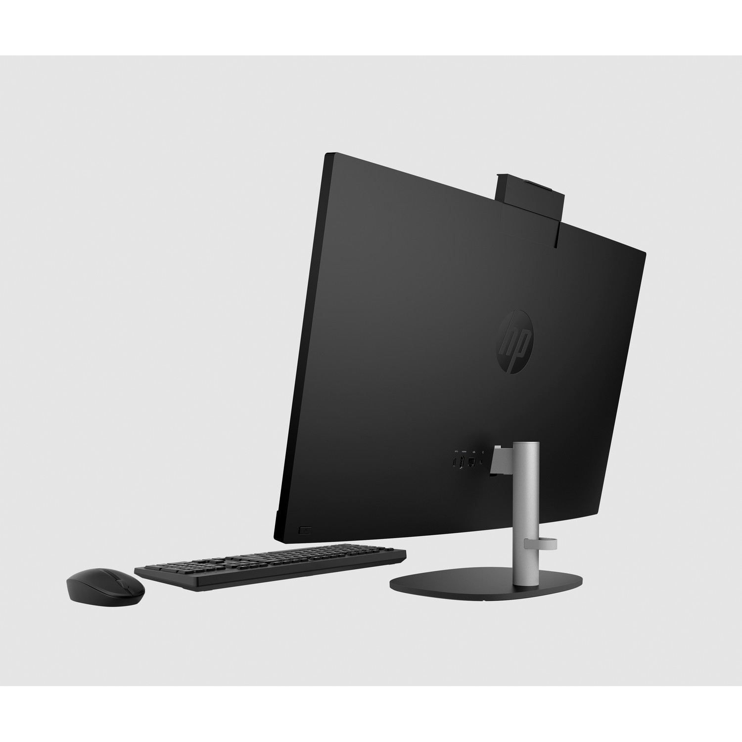 Zwarte HP all-in-one computer. Toetsenbord, muis en monitor zijn zichtbaar. De achtergrond is wit.