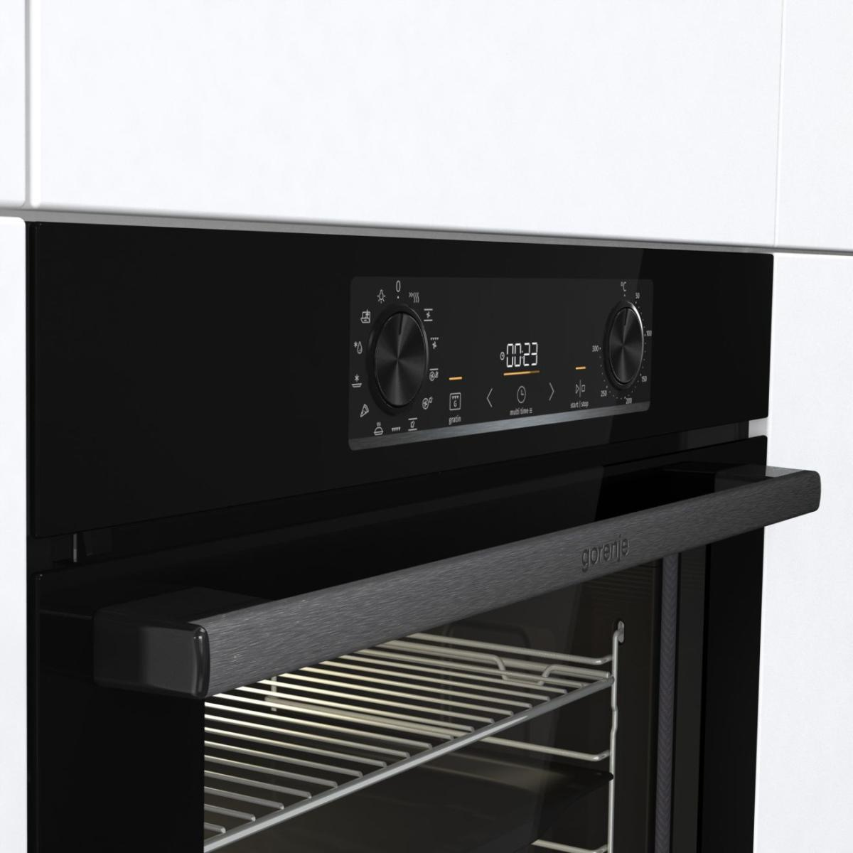 Egy fekete Gorenje sütő digitális kijelzővel és ezüst fogantyúval.
