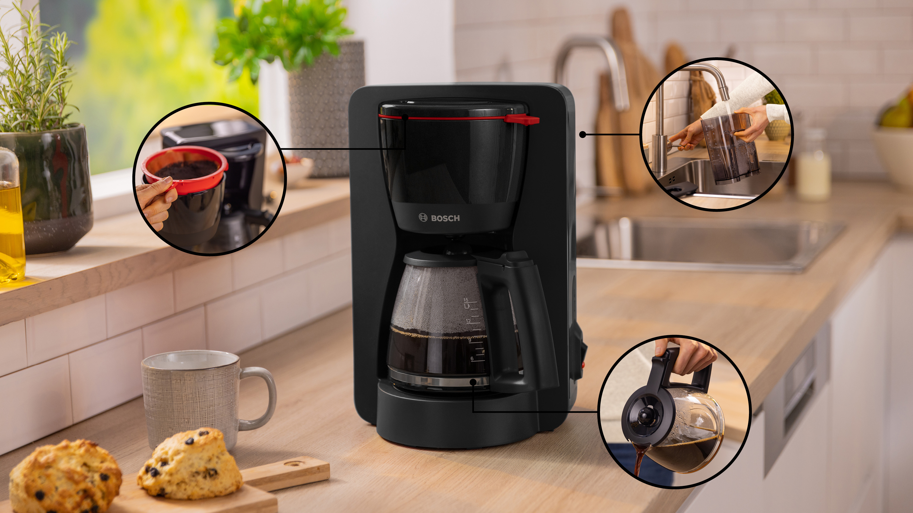 Eine schwarze Kaffeemaschine mit roten Details, mit Bildern der Kaffeezubereitung auf einer Küchentheke.