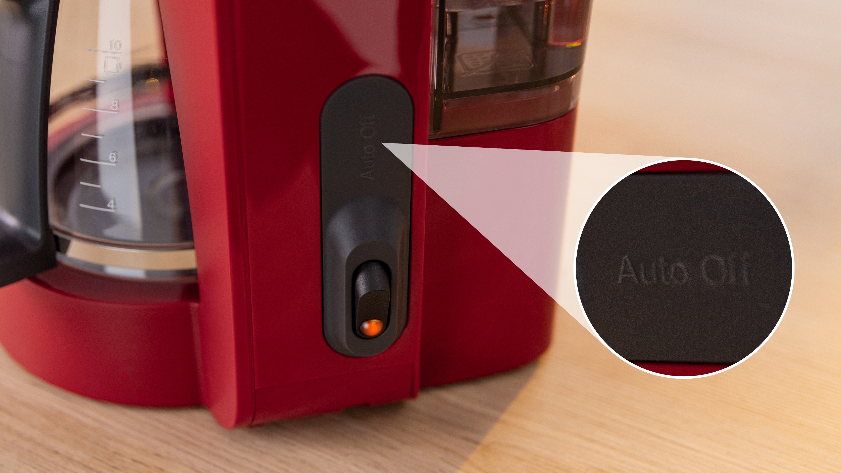 Roter Kaffeemaschine mit 'Auto Off'-Taste und Nahaufnahme der Taste.