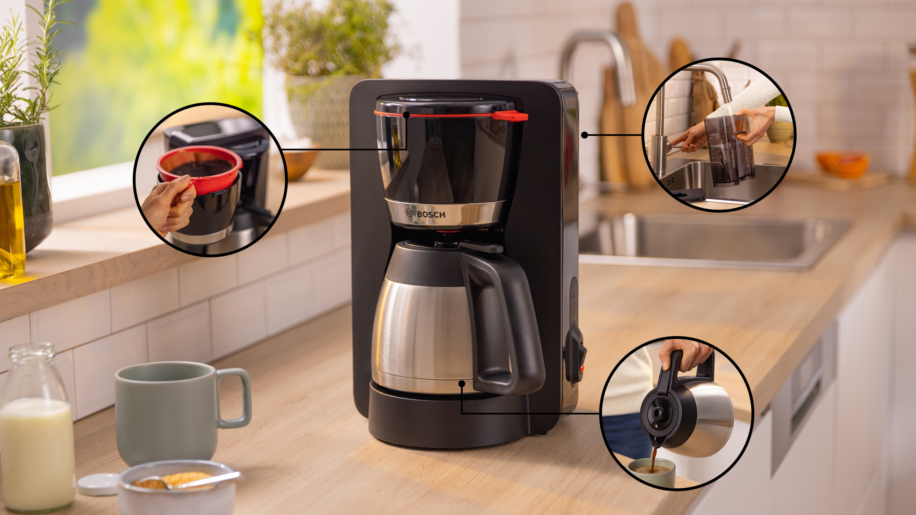 Kaffeemaschine mit Milch und Kaffeetasse. Das Bild zeigt den Prozess der Kaffeezubereitung.