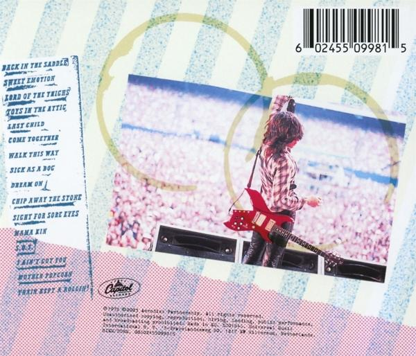 CD-Cover mit Titelliste und einer Person, die auf der Bühne eine rote E-Gitarre spielt.