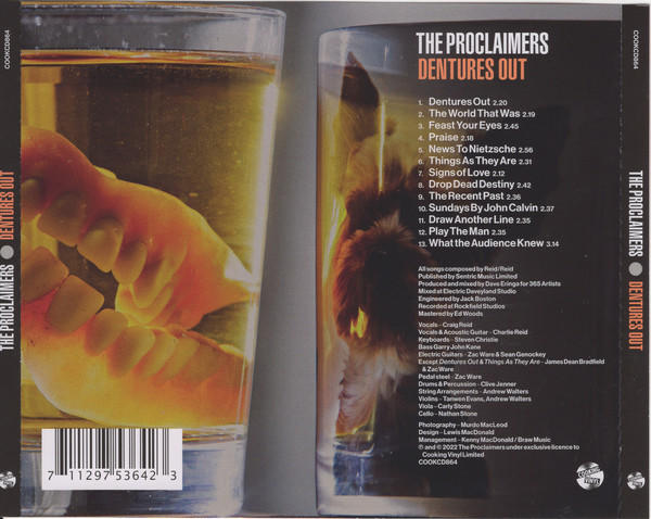 CD-Cover mit dem Album Dentures Out von The Proclaimers, mit Texten und einem Foto.