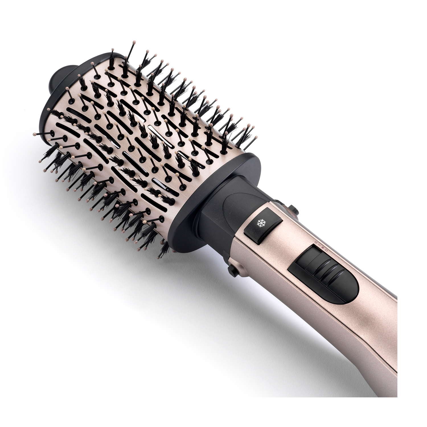 Una spazzola per capelli su bianco. È beige con setole nere. Il manico ha un interruttore.