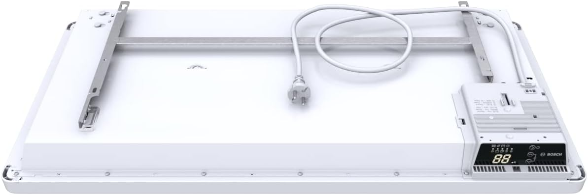 Fehér téglalap alakú elektromos fűtőtest, alsó nézet, hálózati kábellel.