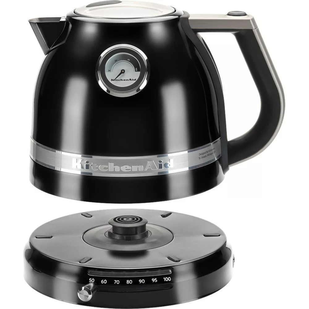 Fekete KitchenAid vízforraló talppal, hőmérővel és fogantyúval. Fehér háttér.