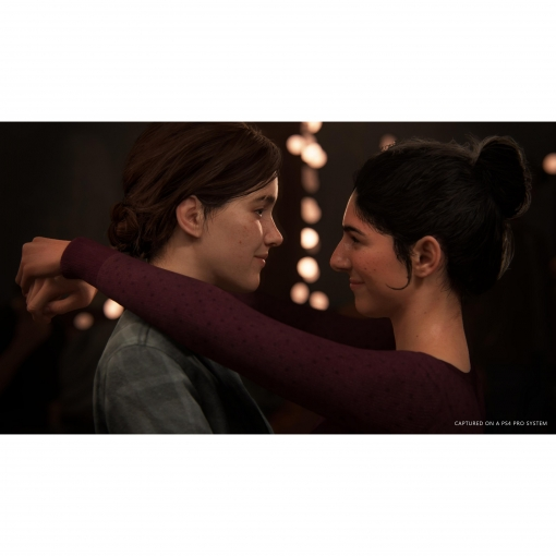 Dos mujeres abrazándose, mirándose.