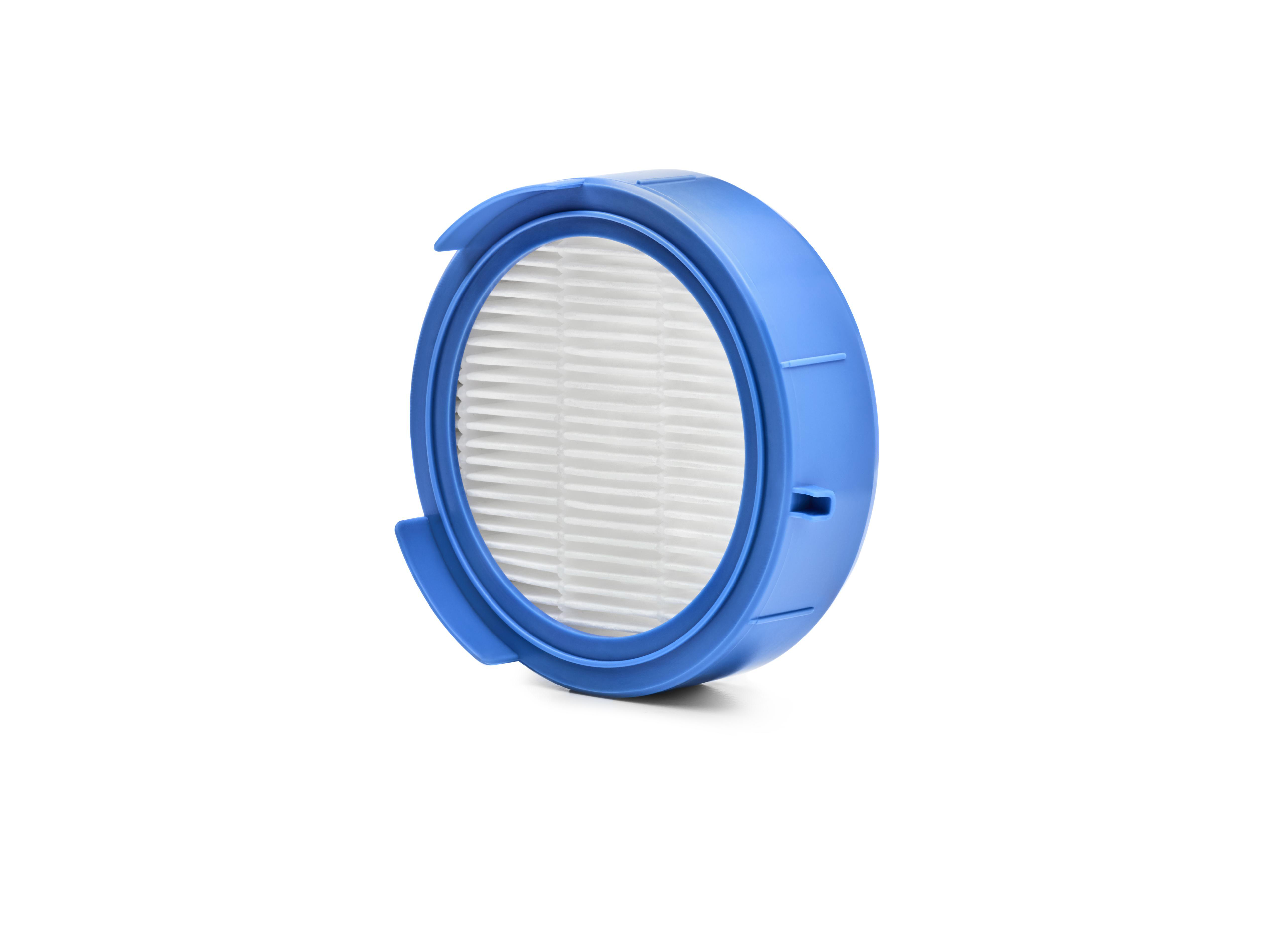 Blauer Luftfilter für einen Staubsauger. Weißes Filterpapier ist innen. Isoliert auf Weiß.