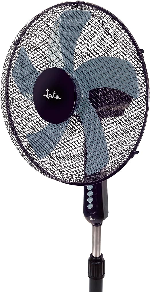 Un ventilador de pie negro y gris con una rejilla protectora. El ventilador está sobre un fondo blanco.