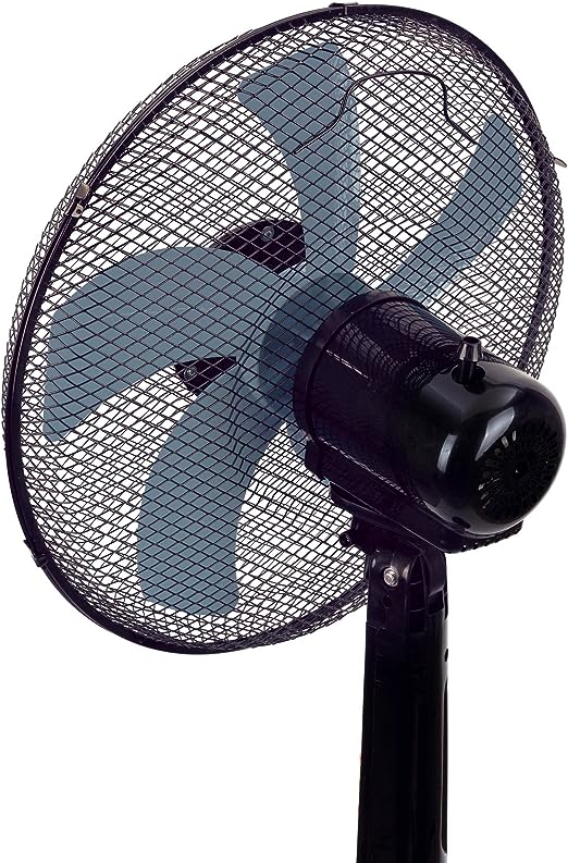 Un ventilador eléctrico negro con rejilla protectora, aislado sobre blanco.