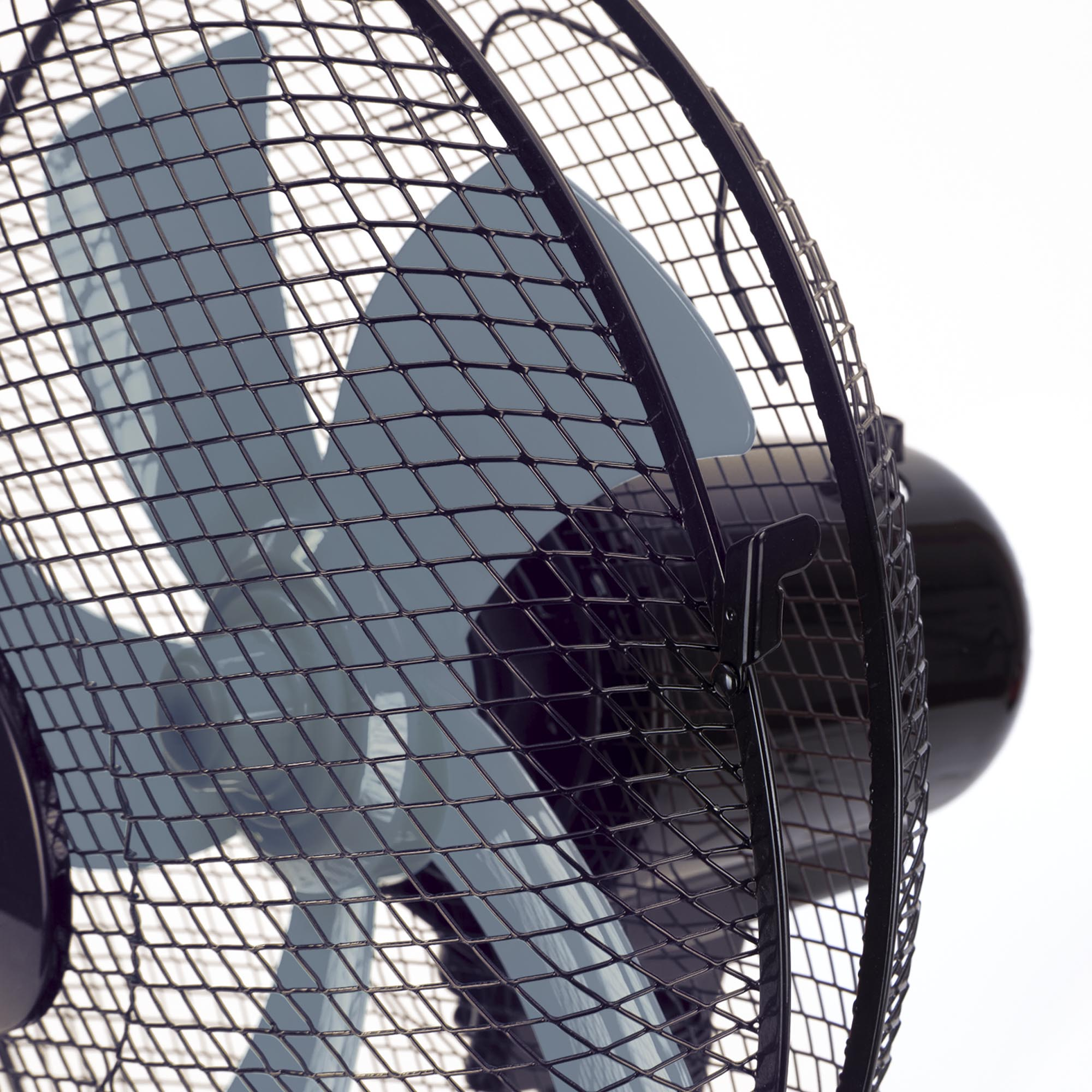 Ventilador negro con una rejilla negra.