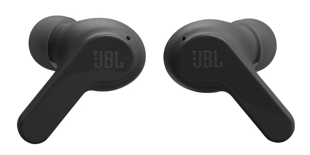 Zwei schwarze JBL-Ohrhörer. Der Markenname ist auf jedem Ohrhörer aufgedruckt.