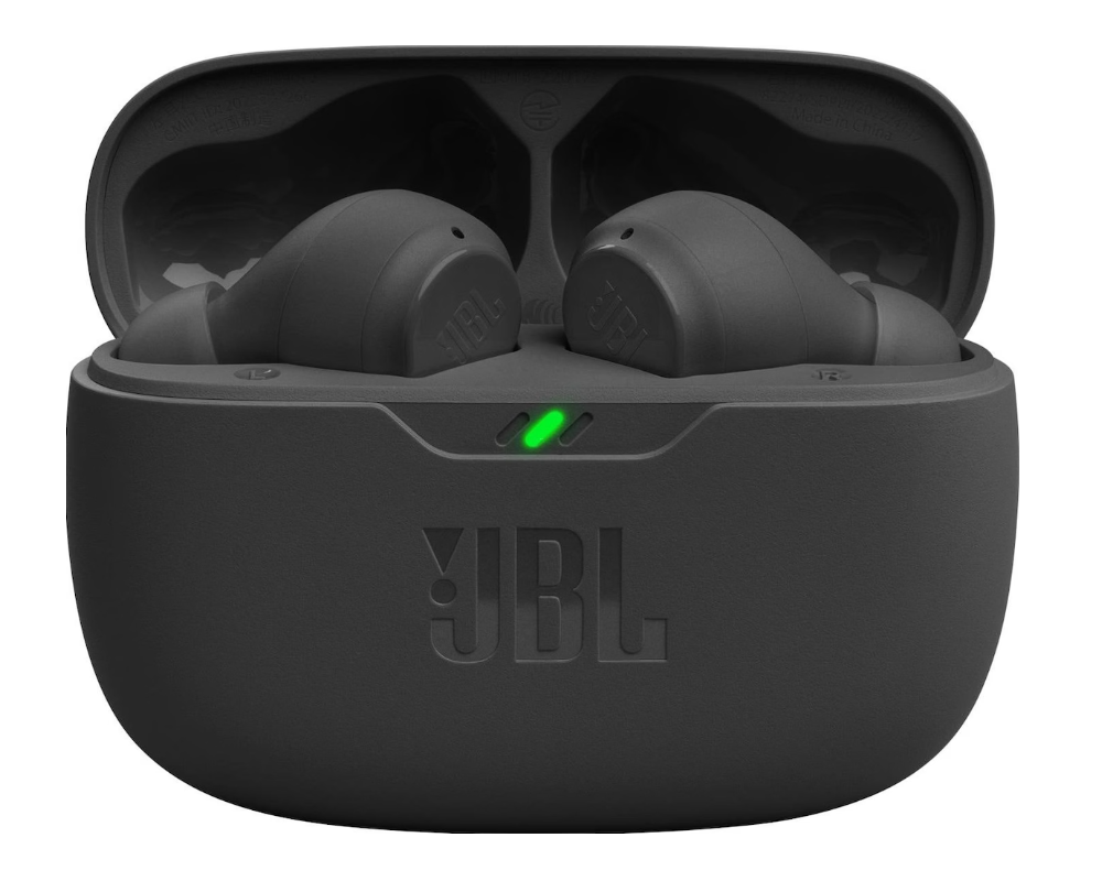 Schwarze JBL-Ohrhörer in ihrem Ladecase, mit grünem Ladelicht.