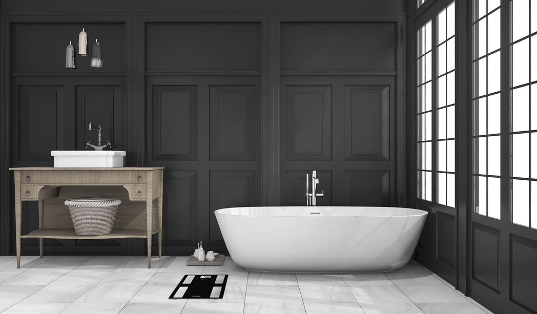 Intérieur de salle de bain avec meuble-vasque en bois et baignoire blanche.