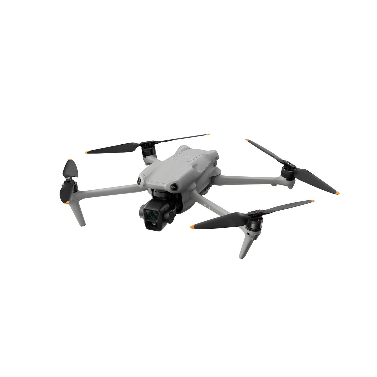 Een grijze drone met vier propellers, een camera en landingsgestel op een witte achtergrond.