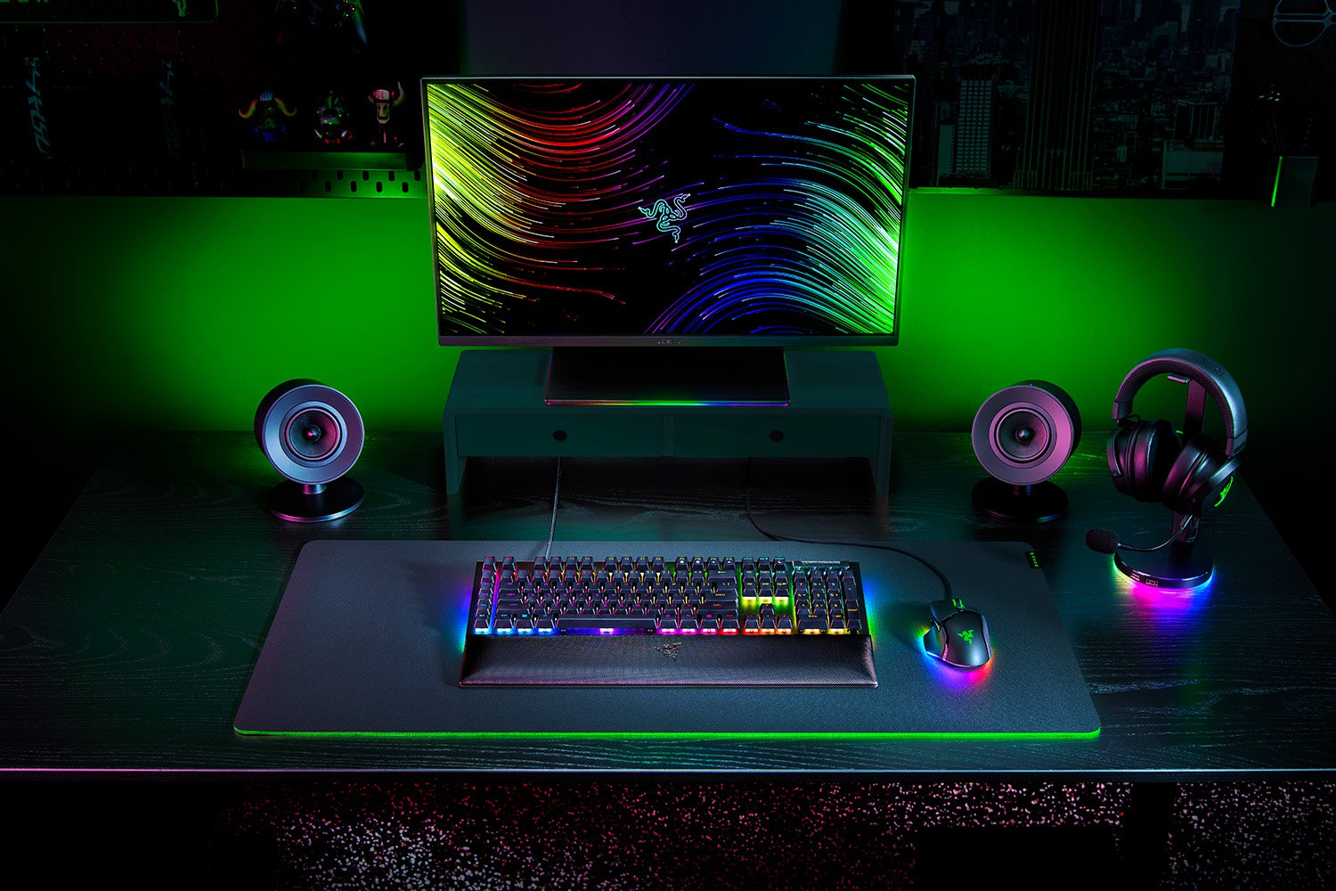 Configurazione di gioco: monitor, altoparlanti, tastiera, mouse e cuffie.