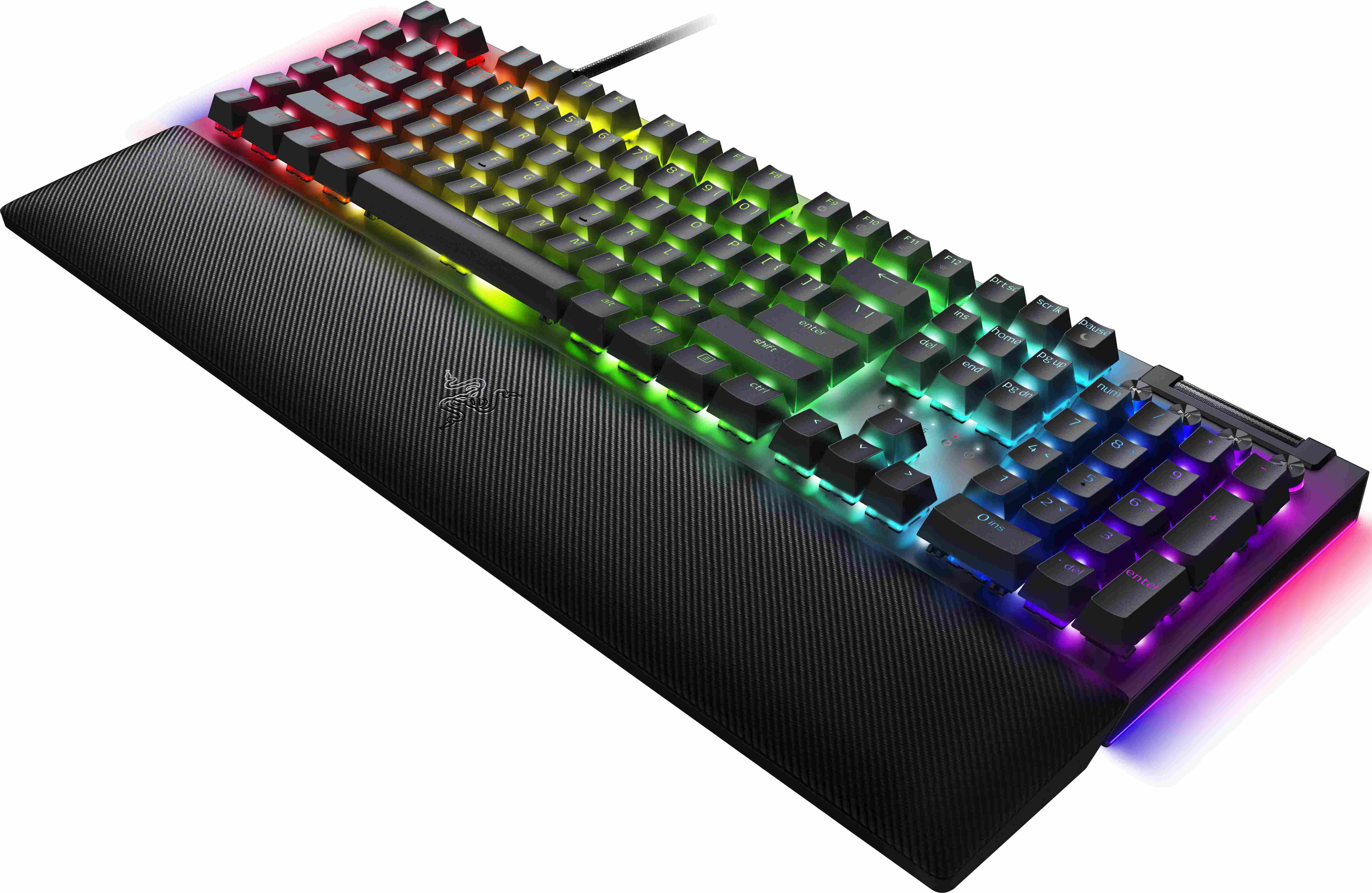 Una tastiera nera e illuminata RGB con poggiapolsi su sfondo bianco.
