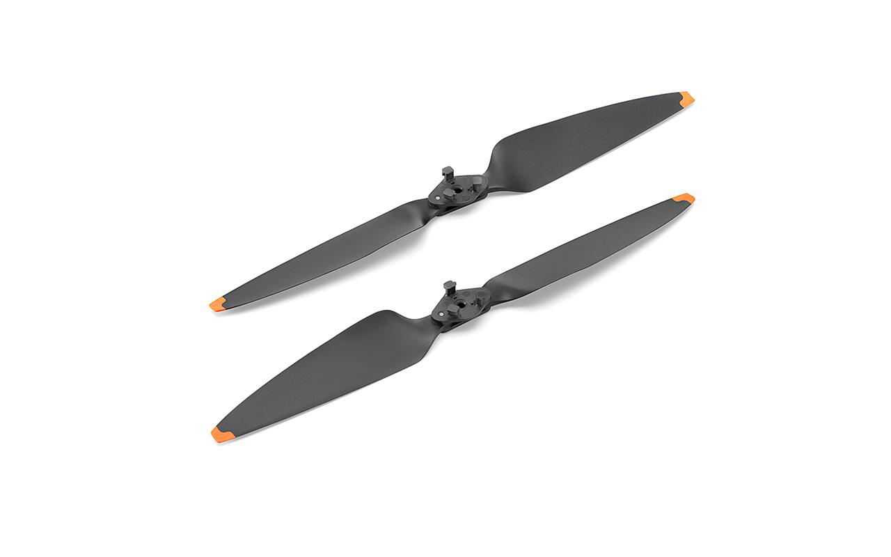 Zwei schwarze Drohnenpropeller mit orangen Spitzen, auf weißem Hintergrund.