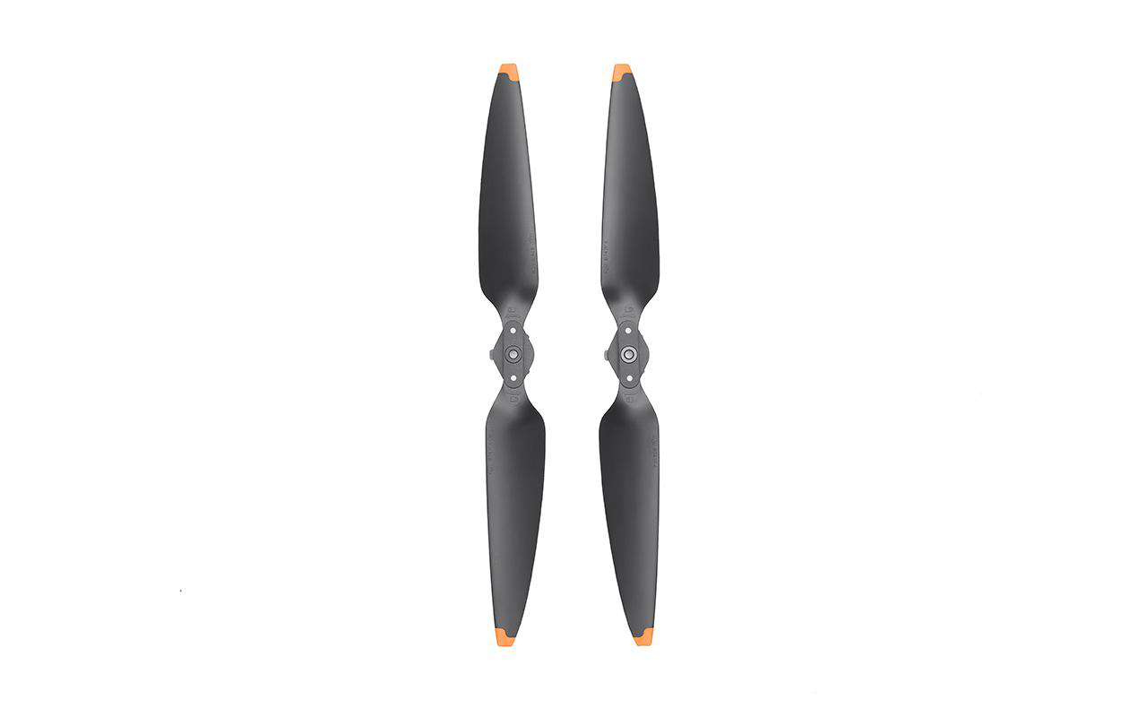 Zwei schwarze Drohnenpropeller mit orangefarbenen Spitzen.