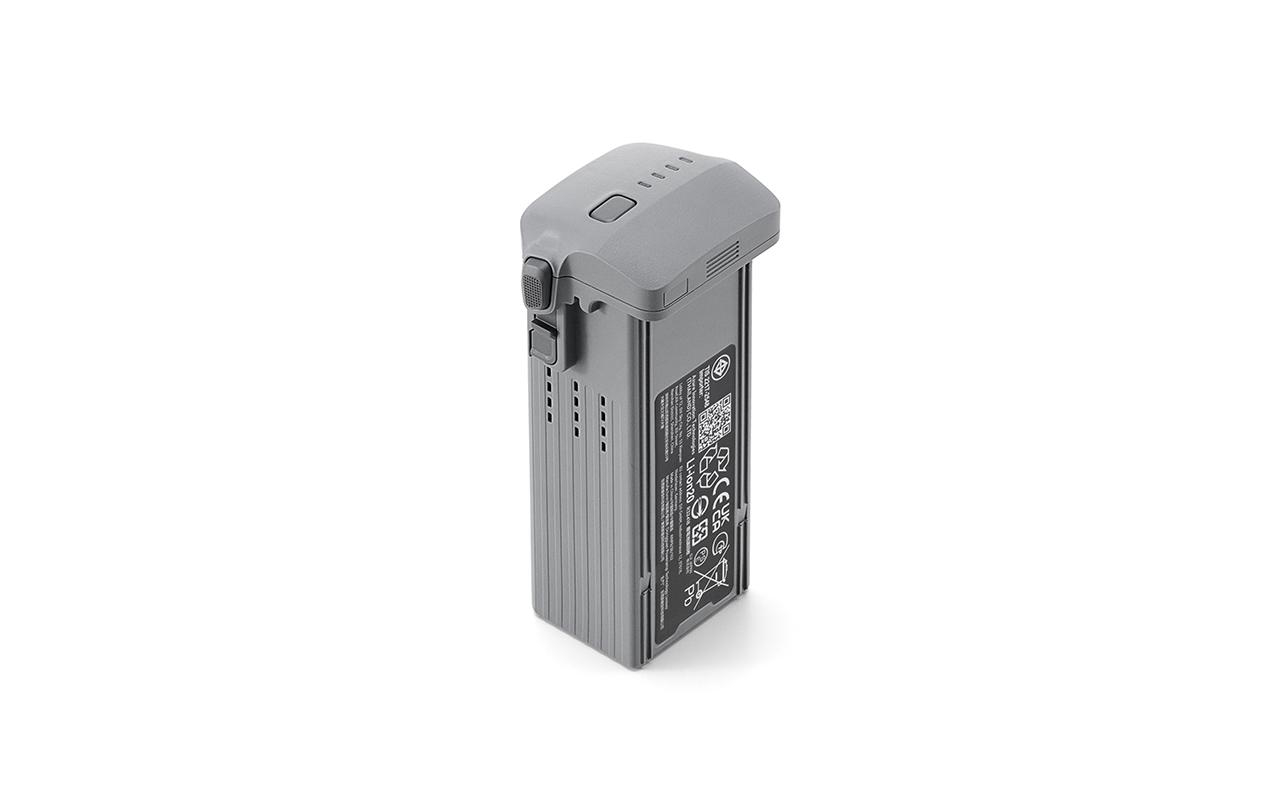 Graue Drohnenbatterie, von einem Winkel aus betrachtet, auf weißem Hintergrund. Die Batterie hat ein Etikett.