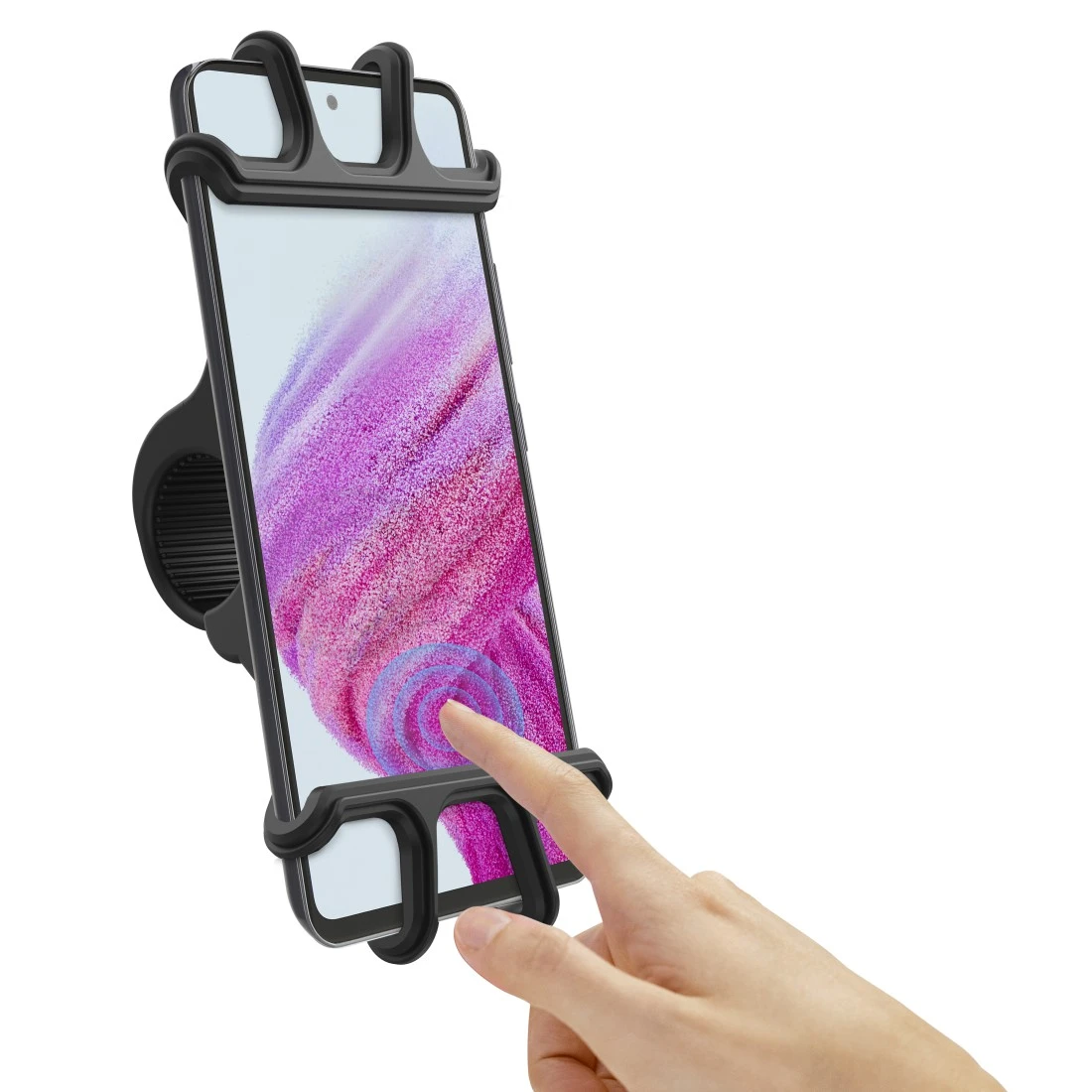 Main touchant l'écran d'un téléphone dans un support noir. Le téléphone affiche un fond abstrait rose et violet avec un indicateur tactile.