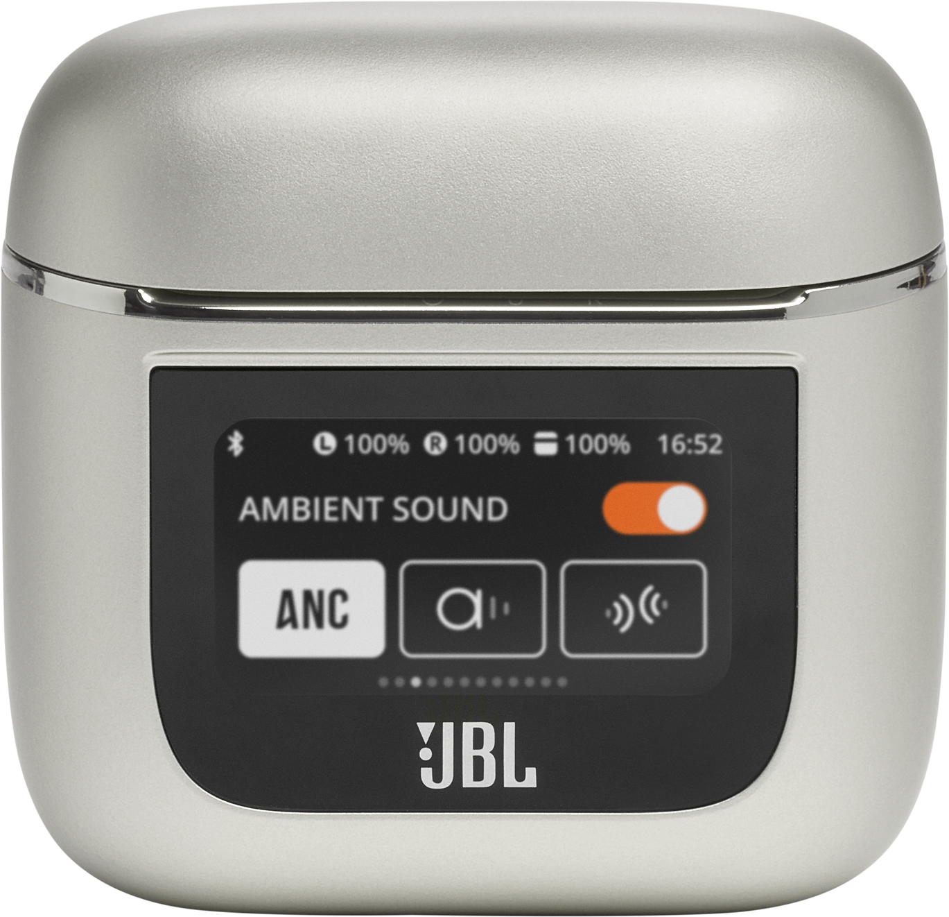 Silbernes JBL-Kopfhörer-Etui mit schwarzem Bildschirm, der Akkuladung, Einstellungen und das JBL-Logo zeigt.