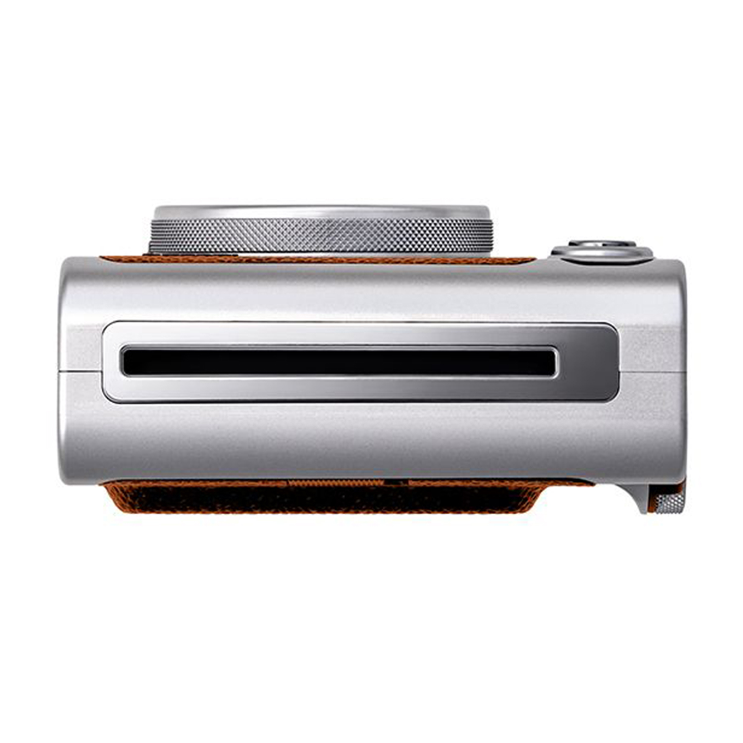 Fotocamera argentata con impugnatura in pelle marrone.