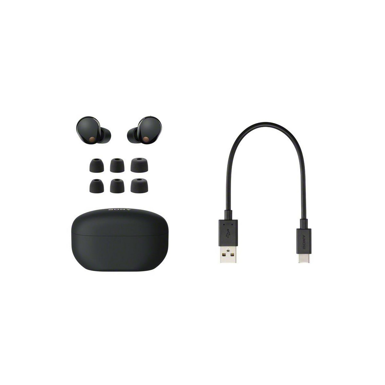 Zwarte oordopjes, oplaadcase en USB-C-kabel op witte achtergrond.