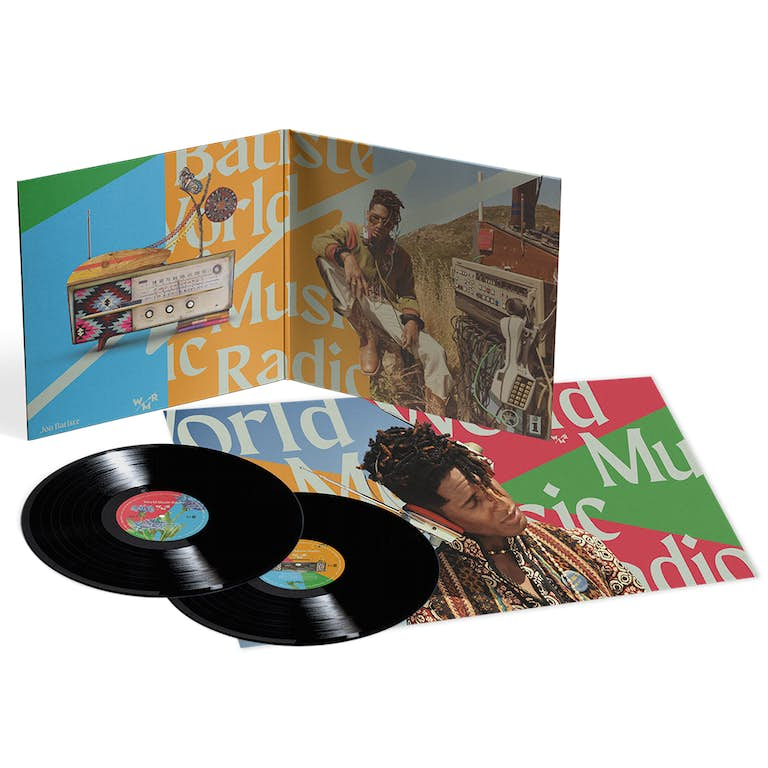 Album borítója két bakelit lemezzel. Férfi a háttérben, rádió művészet és az album címe.