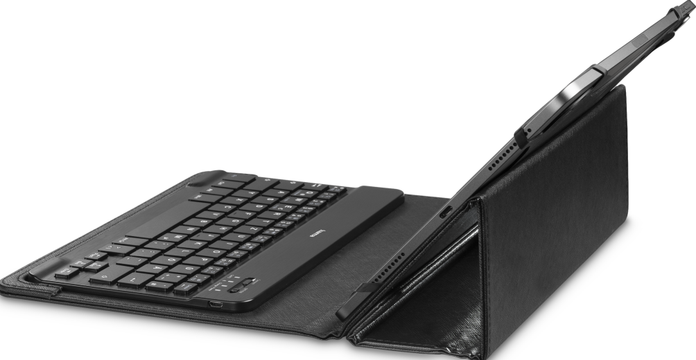 Ein Tablet in einer schwarzen Tastaturhülle, aufgestellt, zeigt Tastatur und Bildschirm.