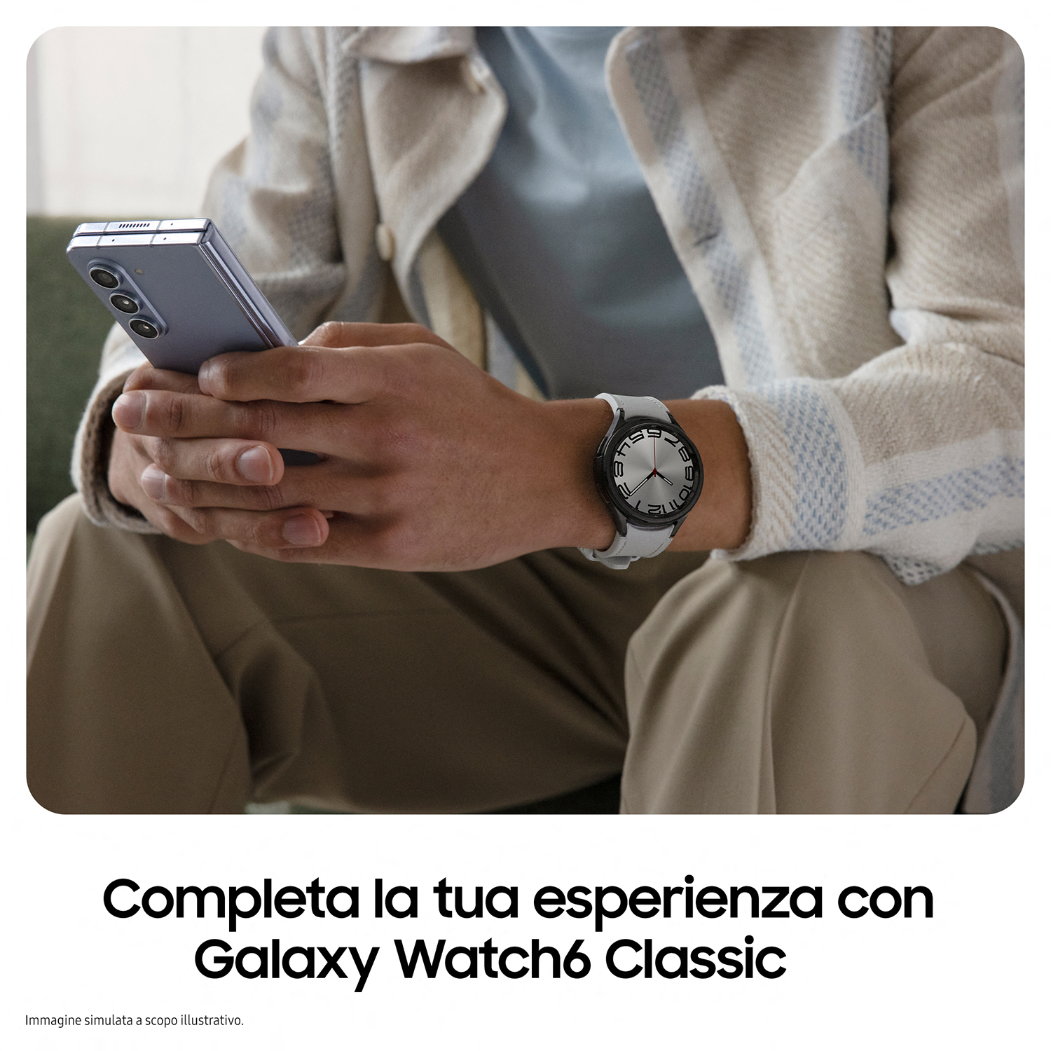 Persona che indossa un orologio, che tiene in mano un telefono.