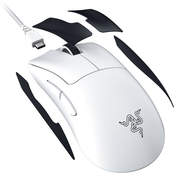Ratón gaming blanco con pegatinas de agarre negras y cable.