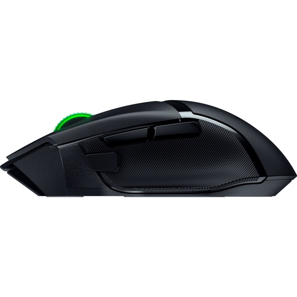 Vista lateral de un ratón gaming negro con acento verde. El ratón está sobre una superficie blanca.