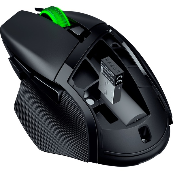 Un ratón de ordenador negro con un receptor USB.