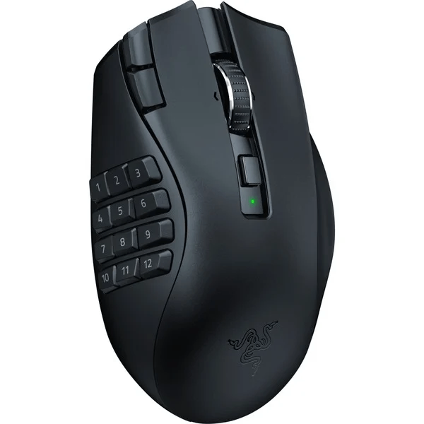 Ratón gaming negro con varios botones laterales y una rueda de desplazamiento.