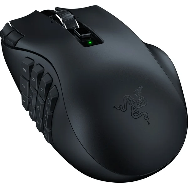 Un ratón para juegos negro con varios botones laterales y un logotipo de Razer.