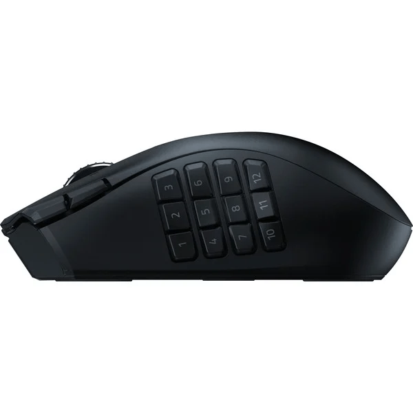 Ratón para juegos negro con 12 botones laterales y superficie texturizada.