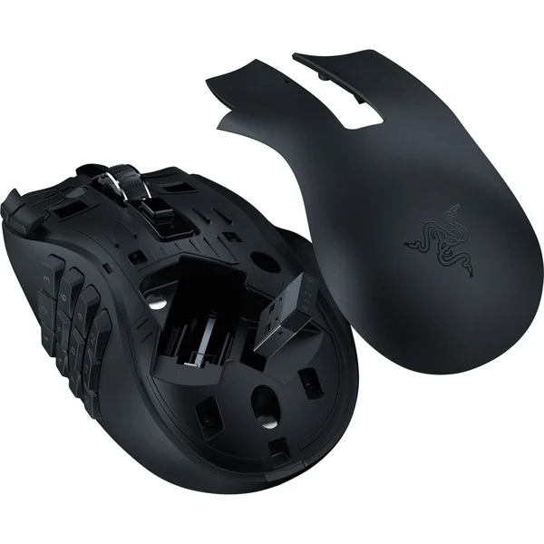 Un ratón gaming negro desmontado, mostrando componentes internos y una cubierta desmontable con logo.