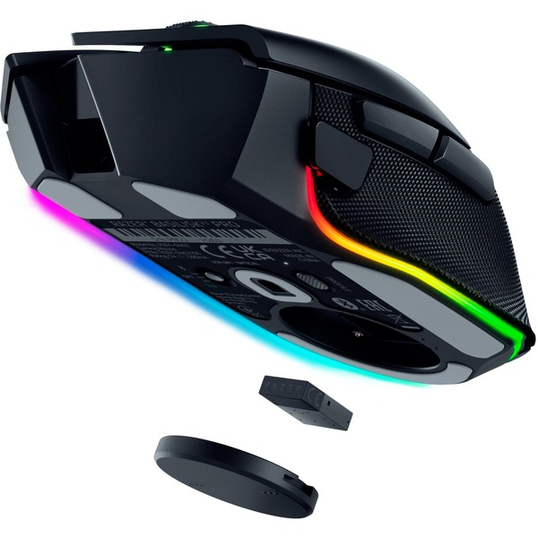 Un ratón gaming negro con iluminación RGB. Incluye un receptor inalámbrico y una base de carga. Razer es la marca.