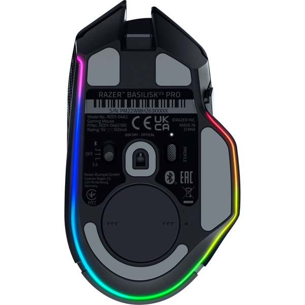 Ratón gaming negro con iluminación de borde arcoíris, vista inferior, mostrando detalles y texto.