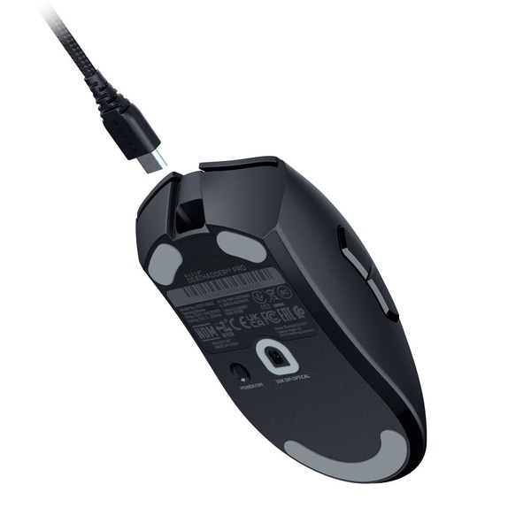 Ratón gaming negro, vista base con cable y conector USB-C.