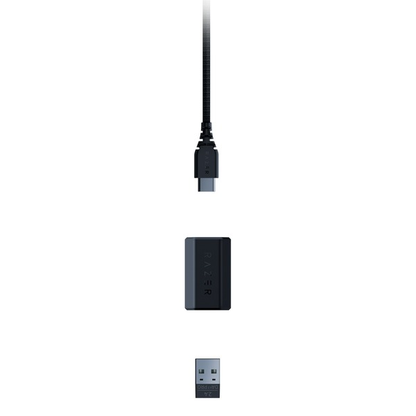 Cable USB-C negro y dos conectores negros sobre fondo blanco.