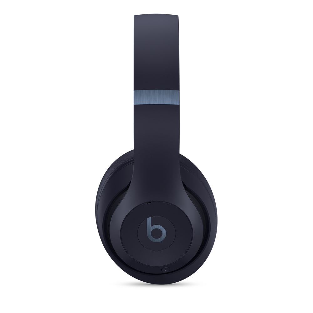 Marineblaue Beats Solo3 Wireless Kopfhörer, Draufsicht, auf weißem Hintergrund, mit dem 'b'-Logo sichtbar.