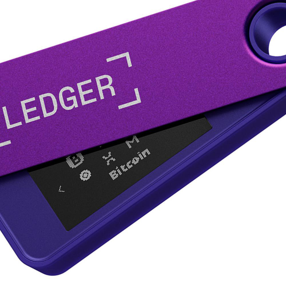 Ein lila Ledger-Wallet mit einem Bildschirm, der 'Bitcoin' anzeigt.