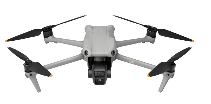 Szary dron. Cztery czarne śmigła, kamera i czujniki. Dron na białym tle.